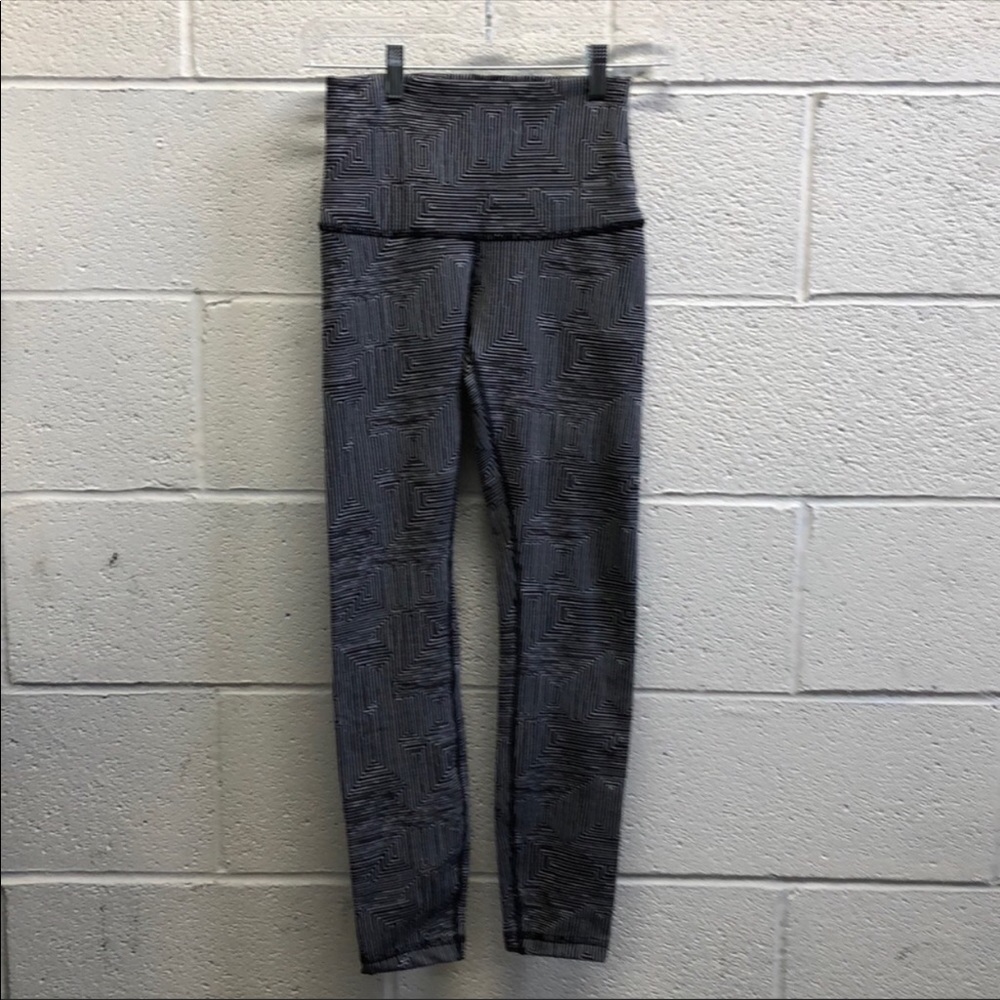 Like new Hi-rise Black and white geo pattern
